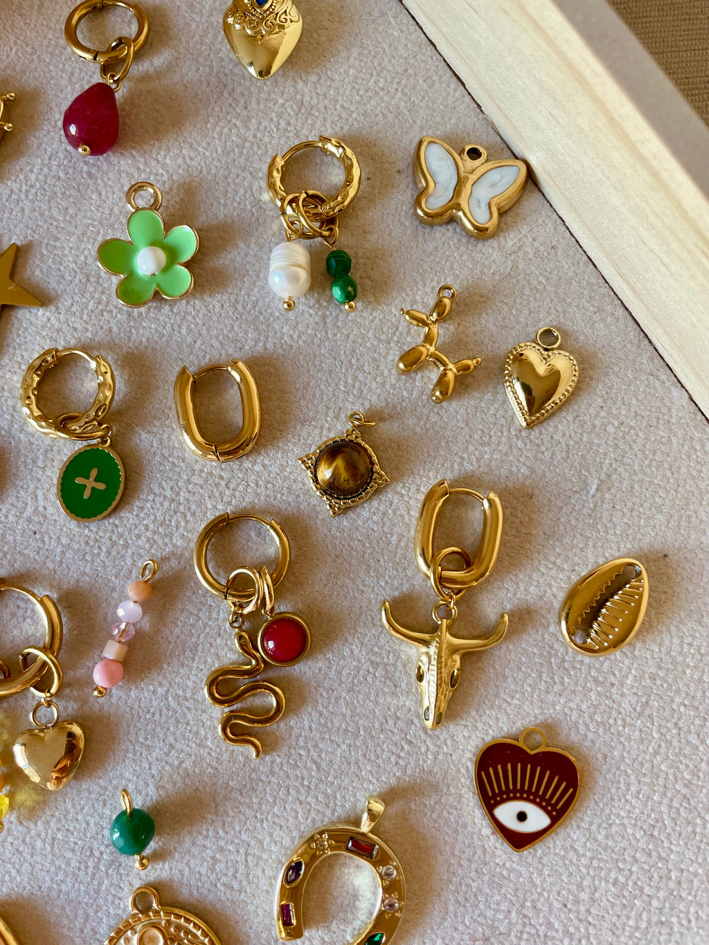 Charm Mini Medalla Burdeos