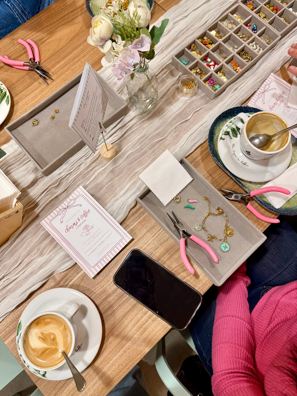 Taller Charms & Coffee - CAFETERÍA LA XARRAETA