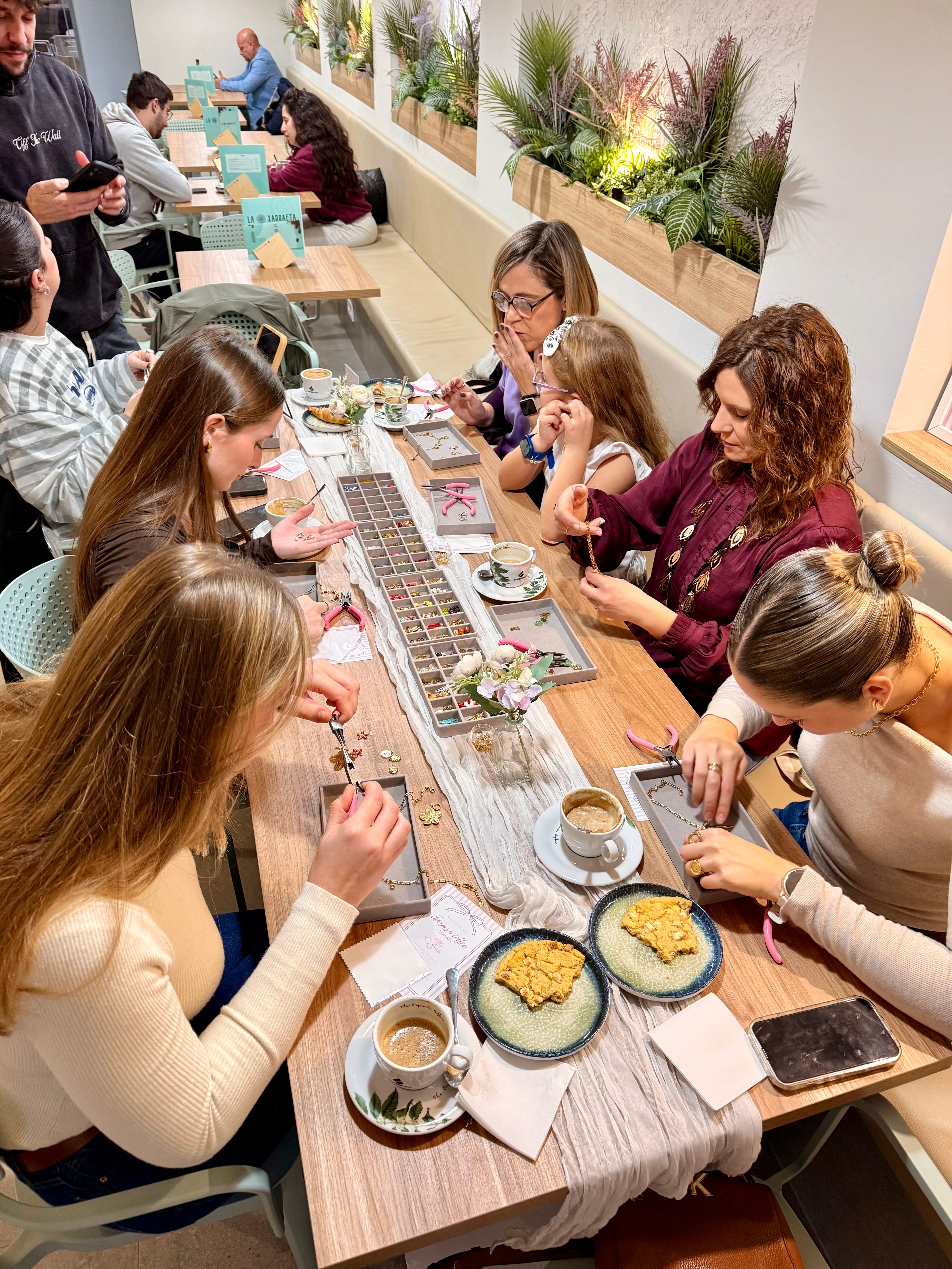 Taller Charms & Coffee - CAFETERÍA LA XARRAETA